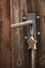 Fototapeta premium Türgriff mit Holzstern