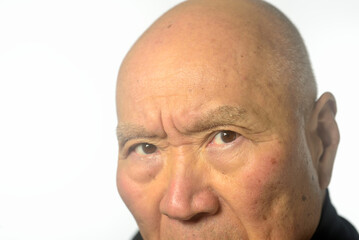 怒った老人の顔のクローズアップ