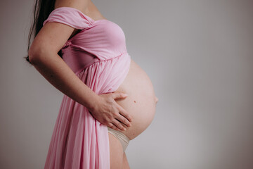 Fototapeta premium Kobieta trzyma ciężarny brzuszek