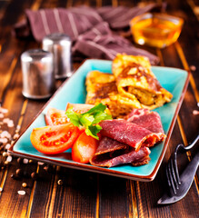 omelet with smoked meat, tomato and spice