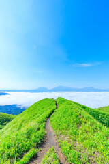 初夏の大観峰から見た雲海と景色　熊本県阿蘇市　Sea of ​​clouds and scenery seen from Daikanbo in early summer. Kumamoto Pref, Aso City.