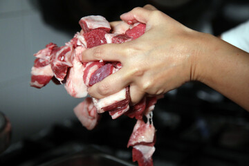 Carne nelle mani