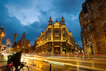 Obraz premium Night street view featuring Paris Courtyard (Párisi Udvar) building