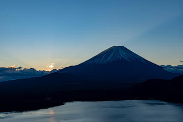 中ノ倉峠 紅葉の日の出