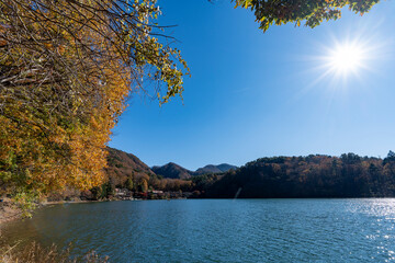 Naklejka premium 紅葉の四尾連湖