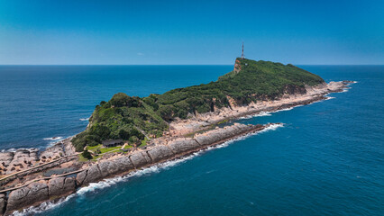 Fototapeta premium Aerial view of Yehliu Geopark showcasing its stunning coastal landscape and lush greenery