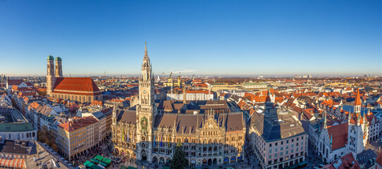 Naklejka premium scenic view to famous church of our lady - german - Frauenkirche - in Munich with new town hall and marienplatz