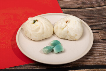 Laba garlic and steamed bun on a plate