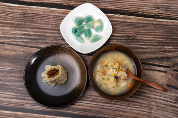 Laba garlic and roasted wheat and sweet potato lily golden rice porridge