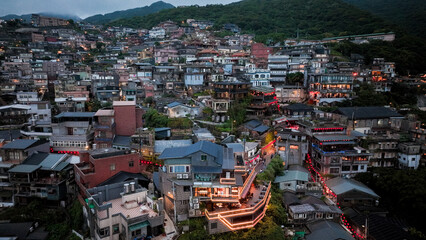 Obraz premium Twilight in Jiufen, Taiwan, with vibrant lanterns lighting up the streets