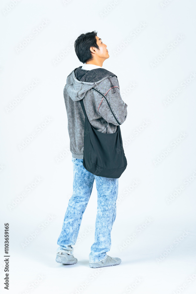 Leinwandbilder 歩く、男性、後ろ姿、外出、全身、歩行者、観光、旅行、背中、眺める、観光客、見学、カバン、バッグ、後ろ向き、日本人、パーカー、買い物、建築パース、添景素材、切り抜き、白バック、カジュアル、ファッション、おしゃれ、旅行者、若い、30代、20代、デニム、通勤、散歩、ショッピング、見上げる、展望、ライフスタイル、ポートレート、学生、私服、コピースペース、スタート、出発、目標、ポジティブ、広告、写真、観客、