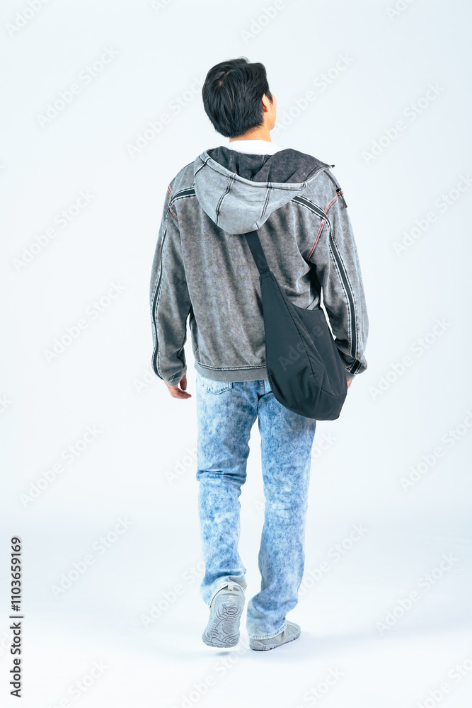 Poster 歩く、男性、後ろ姿、全身、歩行者、観光、旅行、背中、眺める、観光客、見学、カバン、バッグ、後ろ向き、日本人、パーカー、外出、買い物、建築パース、添景素材、切り抜き、白バック、カジュアル、ファッション、おしゃれ、旅行者、若い、30代、20代、デニム、通勤、散歩、ショッピング、ライフスタイル、ポートレート、学生、見物、観客、見る、振り向く、歩行、コピースペース、スタート、出発、広告、写真、私服、観覧、