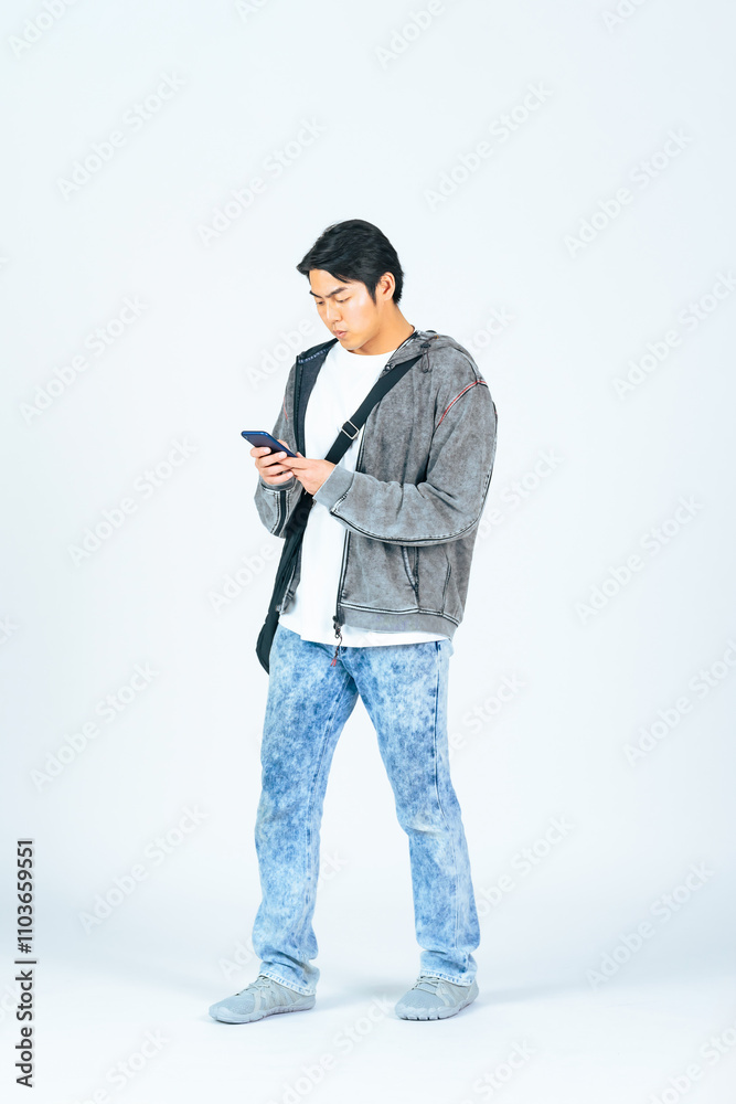 Aufkleber スマホ、スマートフォン、旅行、地図、男性、歩く、歩行者、観光、観光客、GPS、アプリ、道案内、ナビゲーション、見学、SNS、聖地巡礼、モバイル、DX、デジタル、データ、日本人、カジュアル、散歩、旅行者、探す、見る、学生、若い、観客、通学、メール、検索、クーポン、ポイント、ファッション、ポートレート、ショッピング、買い物、インターネット、オンライン、写真、広告、切り抜き、白バック、全身、コピースペー