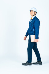 エンジニア、作業員、巡回、歩く、点検、メンテナンス、警備、修理、検査、工場、工事、建設、現場、横向き、横顔、歩行者、PC、全身、確認、チェック、観察、後ろ向き、男性、ゼネコン、ヘルメット、ビルメン、設計、住宅、プロ、作業服、安全、日本人、仕事、業者、デベロッパー、建築、測量、白バック、切り抜き、工務店、人材、働く、ビジネス、労働者、広告、コピースペース、DX、IIoT、笑顔、人物