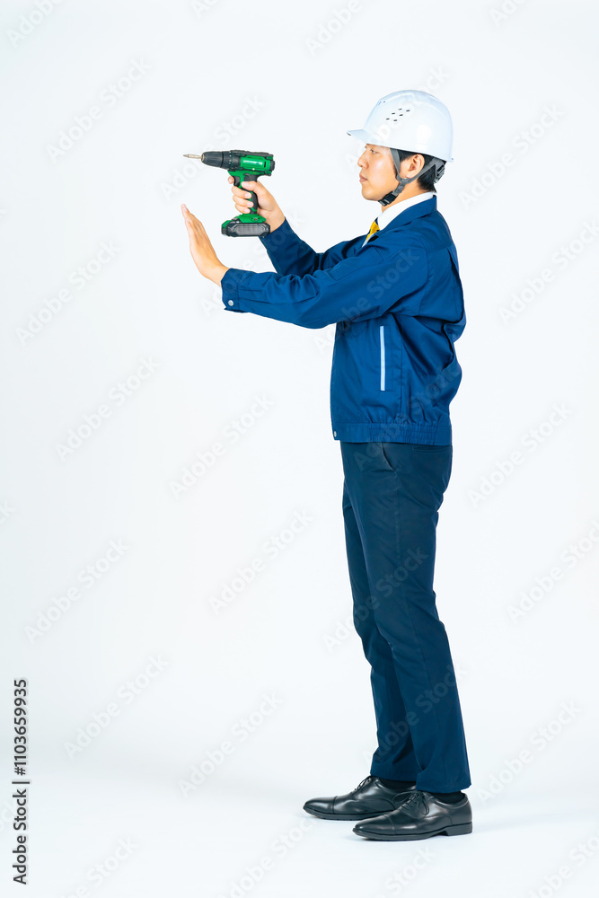Fototapete 工事、工具、作業員、エンジニア、大工、職人、現場、建設、全身、組み立て、ドリル、ドライバー、電動、DIY、建築、リフォーム、改装、改修、修繕、作業、ヘルメット、安全、修理、ねじ、点検、メンテナンス、壁、家具、インテリア、内装、産業、工場、工務店、仕事、白バック、切り抜き、男性、日本人、働く、技術者、技師、電気、業者、人材、作業服、コピースペース、バッテリー、製造、ライン工、人物