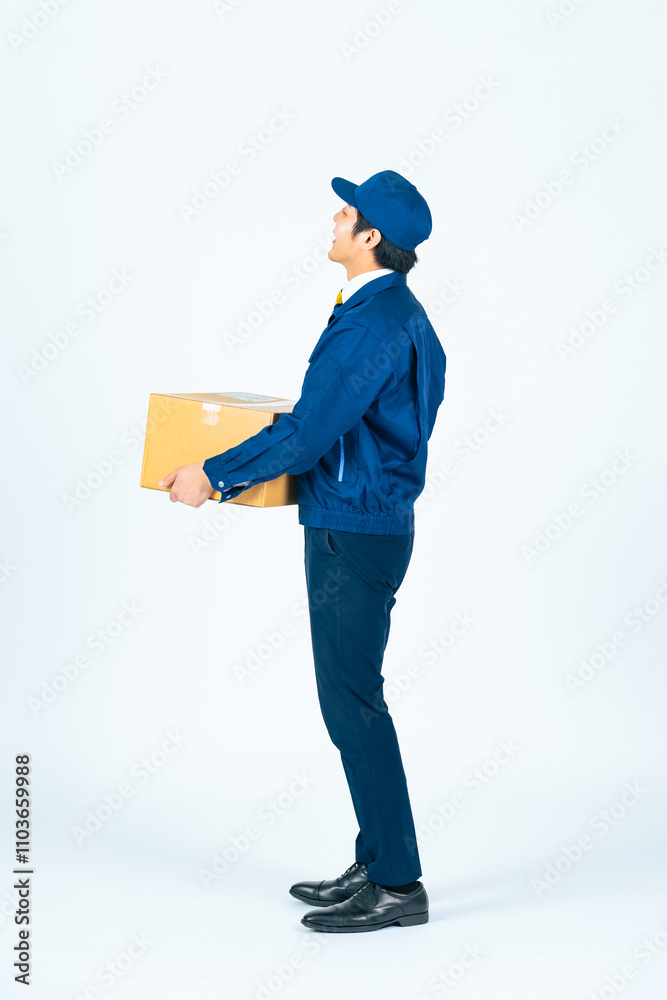 Leinwandbilder 配達、男性、全身、段ボール、配達員、デリバリー、運送業、引越し、業者、荷物、宅配便、宅急便、日本人、スタッフ、仕事、作業員、運送、物流、ロジスティクス、アルバイト、運ぶ、ECサイト、eコマース、白バック、切り抜き、笑顔、信頼、作業服、ピッキング、倉庫、商品、配送、センター、人材、若い、立つ、元気、届ける、宅食、集荷、発送、爽やか、職業、セールスドライバー、引っ越し、ギグワーカー、見上げる、背中、後