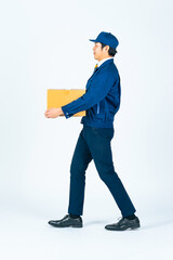 デリバリー、配達員、歩く、届ける、配達、配送、男性、日本人、全身、横向き、横顔、歩行者、段ボール、運送業、引越し、業者、荷物、宅配便、宅急便、スタッフ、仕事、作業員、運送、物流、ロジスティクス、アルバイト、運ぶ、ECサイト、eコマース、白バック、切り抜き、信頼、作業服、ピッキング、倉庫、商品、センター、人材、若い、立つ、宅食、集荷、発送、爽やか、探す、職業、セールスドライバー、引っ越し、ギグワーカ