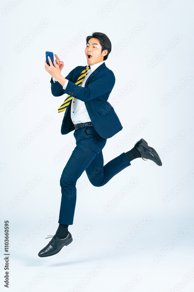 Aufkleber スマホ、スマートフォン、ジャンプ、男性、ビジネス、ビジネスマン、ビジネスパーソン、アプリ、SNS、キャンペーン、セール、全身、メール、撮影、写真、動画、日本人、スーツ、飛躍、成長、レベルアップ、ゲーム、喜ぶ、嬉しい、楽しい、エンターテインメント、DX、IT、デジタル、データ、ダウンロード、アップロード、バージョンアップ、買い替え、ゲット、広告、白バック、切り抜き、仕事、転職、紹介、インターネット、