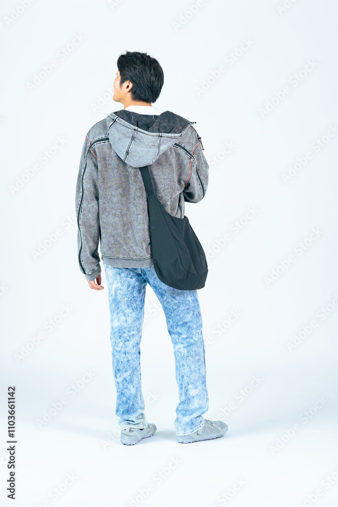 Aufkleber 歩く、男性、後ろ姿、全身、歩行者、観光、旅行、背中、眺める、観光客、見学、カバン、バッグ、後ろ向き、日本人、パーカー、外出、買い物、建築パース、添景素材、切り抜き、白バック、カジュアル、ファッション、おしゃれ、旅行者、若い、30代、20代、デニム、通勤、散歩、ショッピング、ライフスタイル、ポートレート、学生、見物、観客、見る、振り向く、歩行、コピースペース、スタート、出発、広告、写真、私服、観覧、
