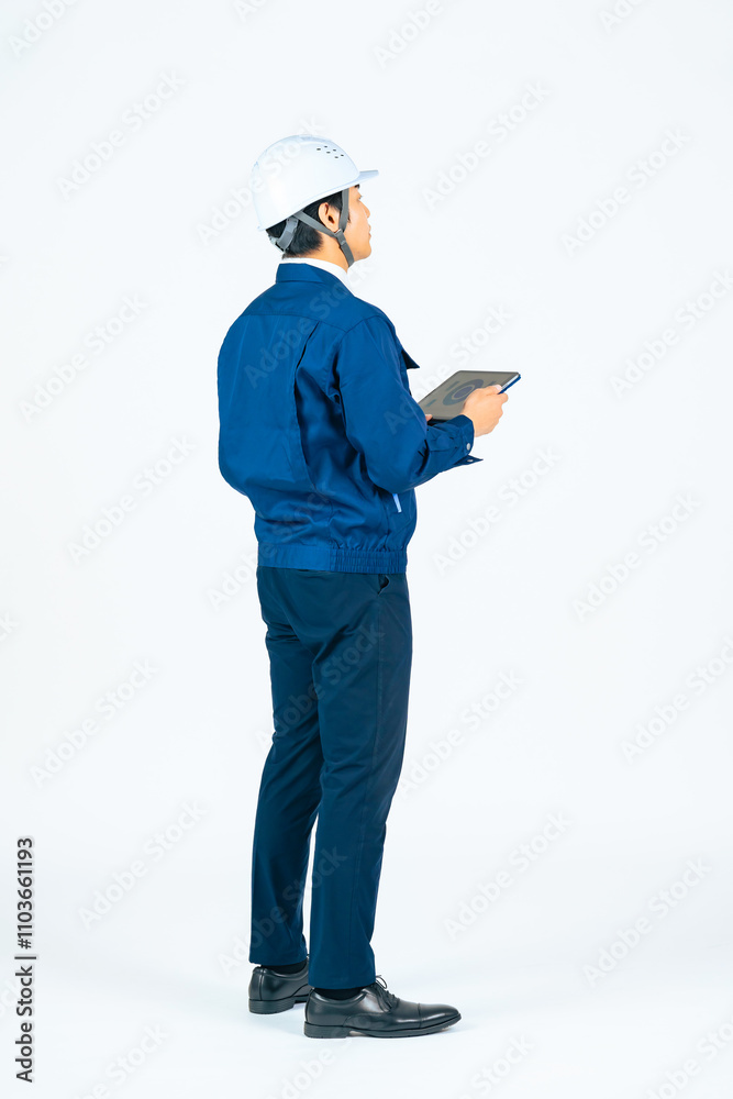 Leinwandbilder 男性、作業員、全身、タブレット、ヘルメット、メンテナンス、点検、検査、ビルメン、エンジニア、建設、工事、設計、修理、修繕、PC、DX、チェック、確認、工場、製造業、老朽化、住宅、プロ、作業服、安全、日本人、仕事、業者、ゼネコン、デベロッパー、建築、現場、測量、産業、白バック、切り抜き、工務店、人材、働く、ビジネス、成長、経営、監督、労働者、背中、後ろ姿、デジタル、ERP、人物