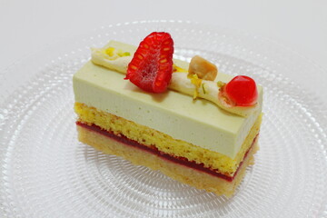 ピスタチオとフランボワーズのケーキ