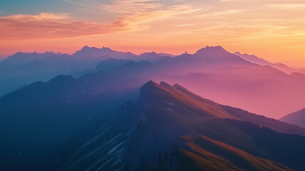 朝焼けに染まる山々の壮大な風景