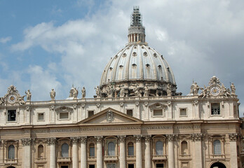 Edificio y cúpula de la iglesia de San Pedro, en la ciudad del Vaticano, Roma, Italia