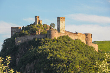 Obraz premium Castillo en una colina en la región del Tirol del Sur, en el norte de Italia, al atardecer