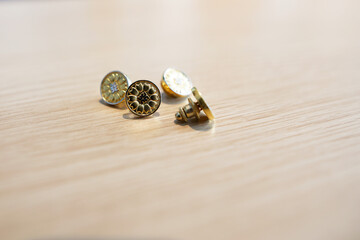 行政書士４人のバッジ