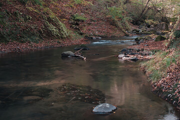 福島県西郷村　西の郷遊歩道脇の阿武隈川　秋の景観