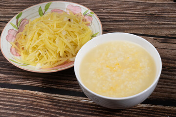 White rice porridge and fried shredded potatoes