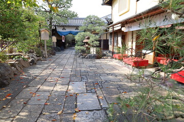 Obraz premium A Japanese temple ：A scene of the entrance gate to the pond in the precincts of Mibu-dera Temple in Kyoto City