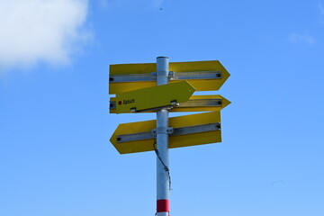 Wanderweg. Gelbe Hinweisschilder in den Bergen