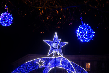 Décorations lumineuses de Noël en extérieur, les guirlandes sont bleues avec des étoiles blanches en LED