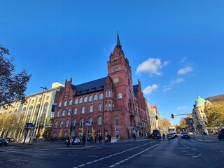Sicht auf eine befahrene Hauptstrasse mit dem Rathaus Steglitz - Berlin Steglitz - Zehlendorf