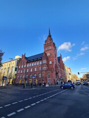 Sicht auf eine befahrene Hauptstrasse mit dem Rathaus Steglitz - Berlin Steglitz - Zehlendorf