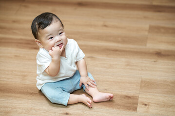 部屋でひとり遊びをする乳幼児