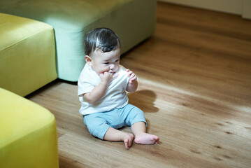 Naklejka premium 部屋でひとり遊びをする乳幼児