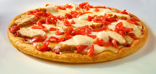 Pizza mit Tomaten und Huehnchen, Pizza, Italien, Käse, 