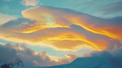 Fototapeta premium A snowy mountain landscape with a cloudy sky