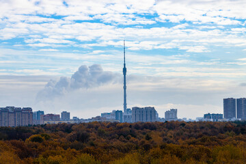 Obraz premium blue cloudy sky over city block and park in autumn