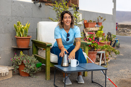 Daily life of a woman with deafblindness, embracing independence