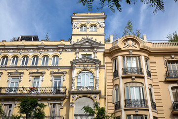 Obraz premium Fachada de edificios antiguos en Madrid