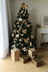 caixa de presentes na arvore de natal 
