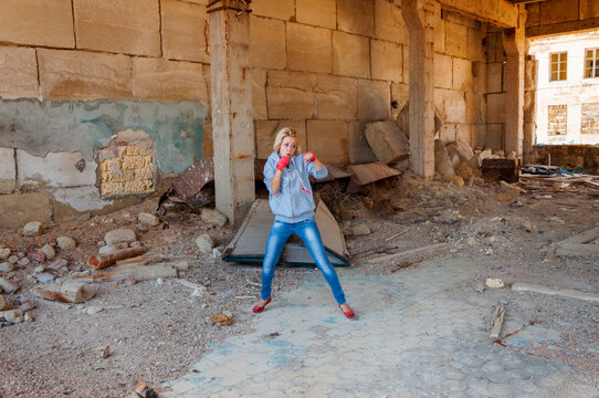 Girl in jeans and pite shouts fighting techniques
