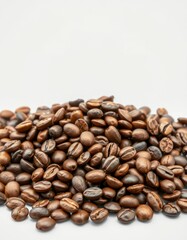 Naklejka premium Freshly roasted coffee beans arranged in a mound showcasing various shades and textures