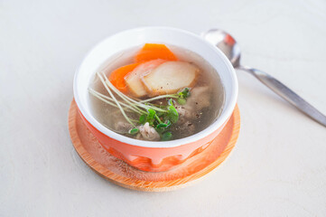 牛スネ肉のスープ