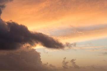 nuages au cr&eacute;puscule