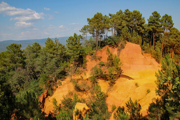 Blick auf Bäume in den Ockerfelsen von Roussillon