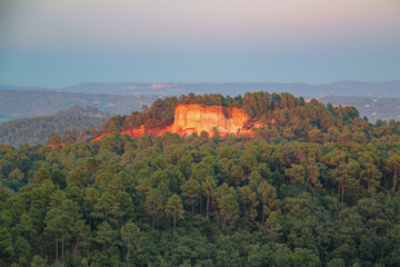 Blick auf die Ockerfelsen bei Roussillon in Frankreich
